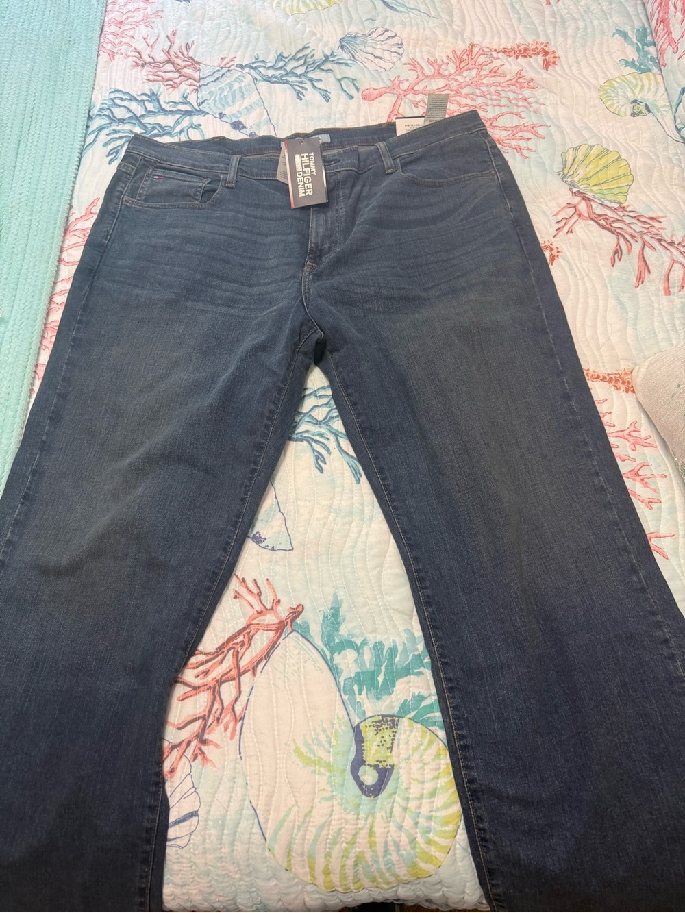 Tommy Hilfiger men’s Dark Blue stretch relaxed fit jeans 40x 32 new with tags.
